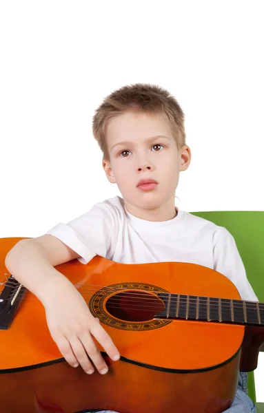 Söt vacker liten pojke med gitarren — Stockfoto