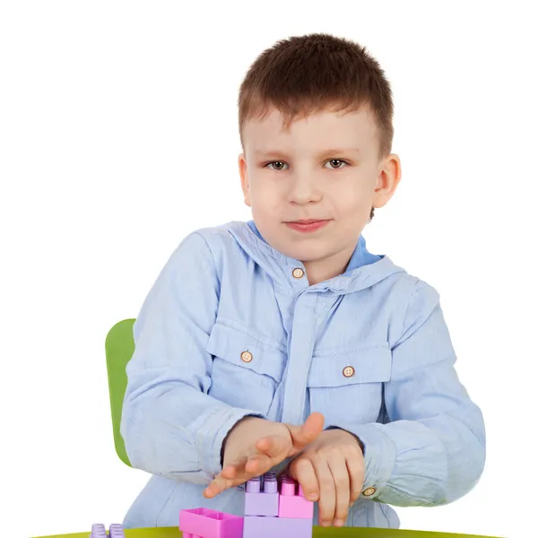 Niedlicher kleiner Junge, der mit den Ziegeln spielt — Stockfoto