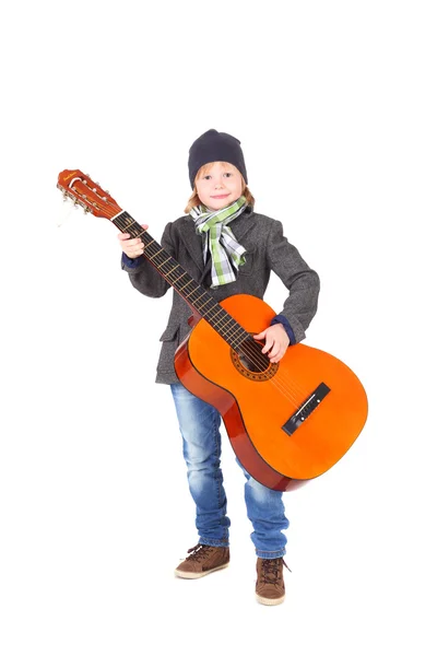 Маленький мальчик с гитарой — стоковое фото