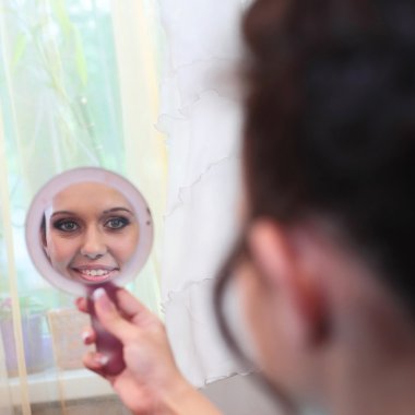 genç gülümseyen kız