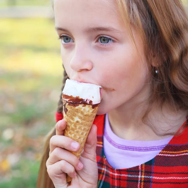 Girl eating the ice-cream — Stock Photo, Image