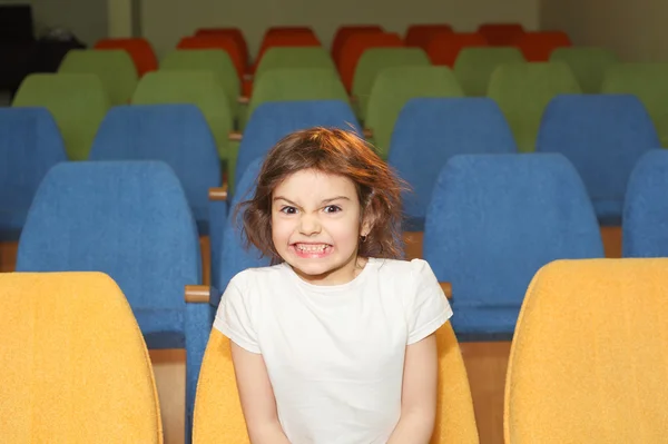 Menina na sala de cinema — Fotografia de Stock
