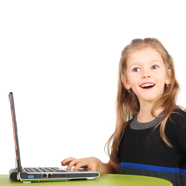 Meisje spelen met de computer — Stockfoto