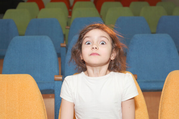 Девушка в кинозале
