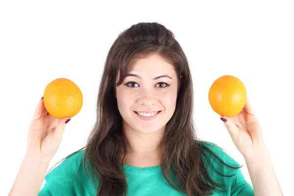 Menina segurando frutas perto de seu rosto — Fotografia de Stock