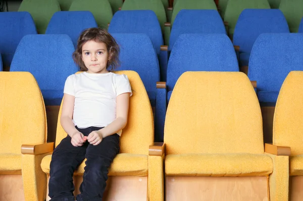 Ragazza nella sala del cinema — Foto Stock