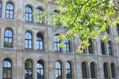 Tarihi bina önce ağaç yaprakları