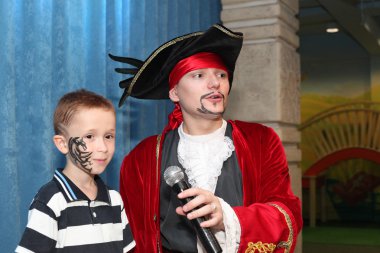 çocuk ve ailesi korsan kostümleri