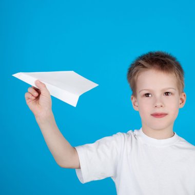 Kağıt Uçak ile çocuk
