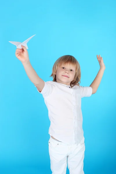 Jongen met het papier vliegtuig — Stockfoto