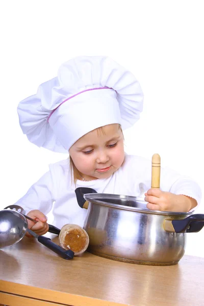 Pequeno bebê cozinhar algo — Fotografia de Stock