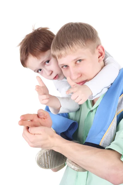Irmãos mostrando armas de dedo — Fotografia de Stock