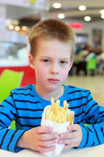 Pojke med french-fried potatis — Stockfoto