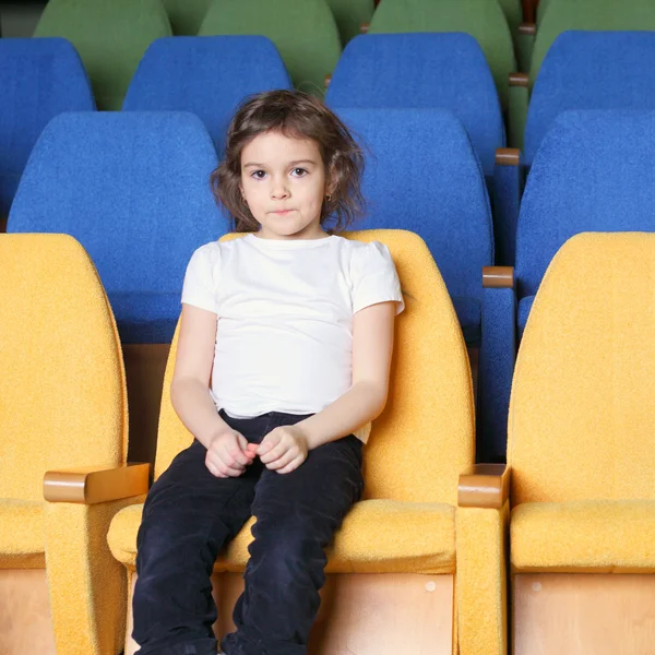 Fille dans le couloir — Photo