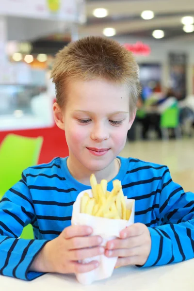 Pojke med french-fried potatis — Stockfoto