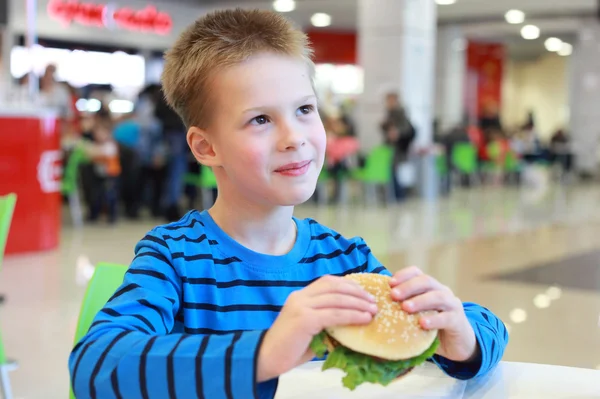 Μικρό αγόρι που τρώει το μπέργκερ — Φωτογραφία Αρχείου