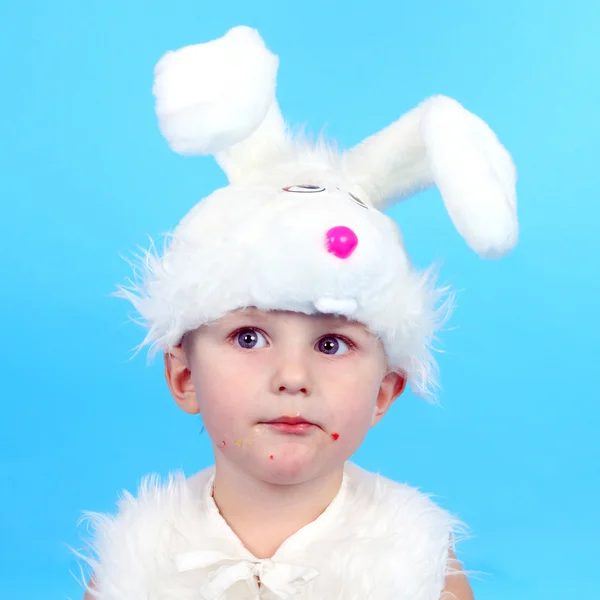 Niño con traje de liebre — Foto de Stock