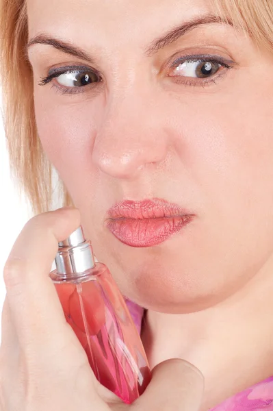 Frau riecht das Toilettenwasser — Stockfoto