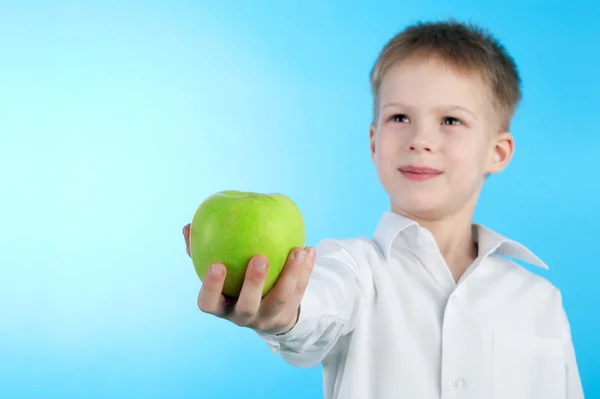 Chlapec, který nabízí zelené jablko — Stock fotografie