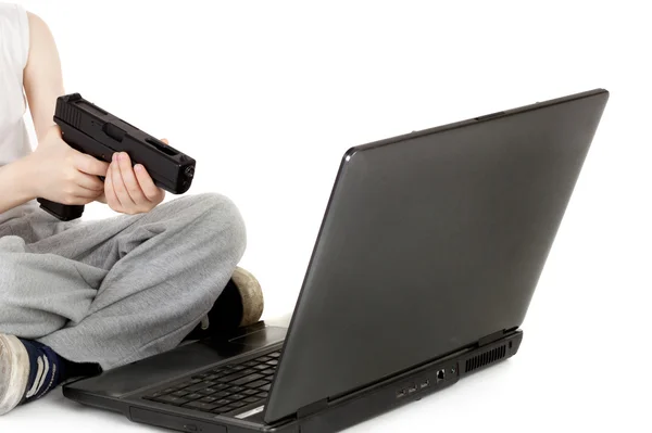 Menino jogando jogo de computador com a pistola — Fotografia de Stock