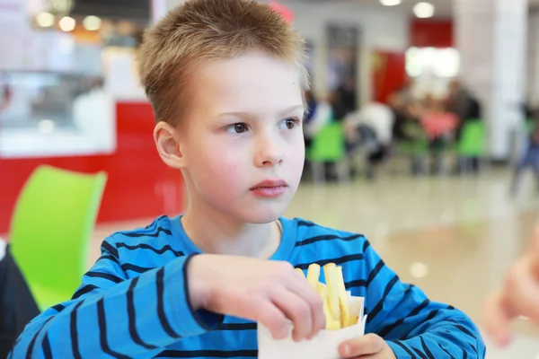 Chlapec s hranolky — Stock fotografie