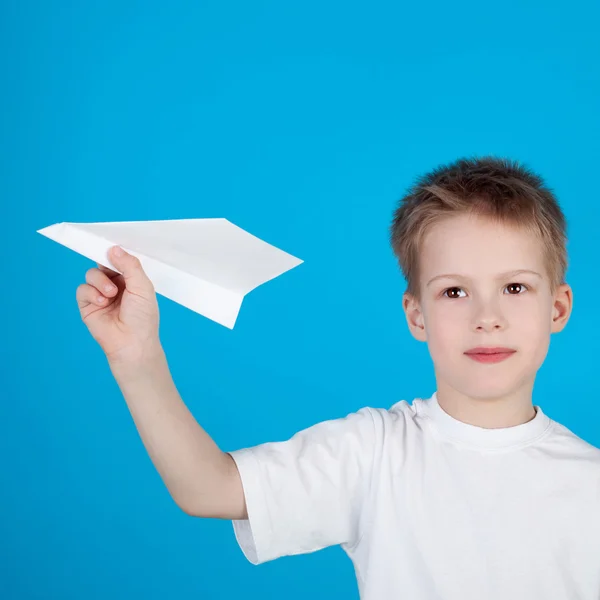 Мальчик с бумажным самолетом — стоковое фото