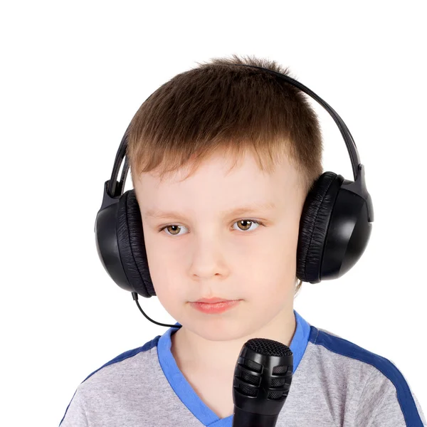 Jongen in de hoofdtelefoon met de microfoon — Stockfoto