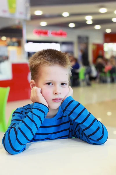 Niño en la cafetería —  Fotos de Stock