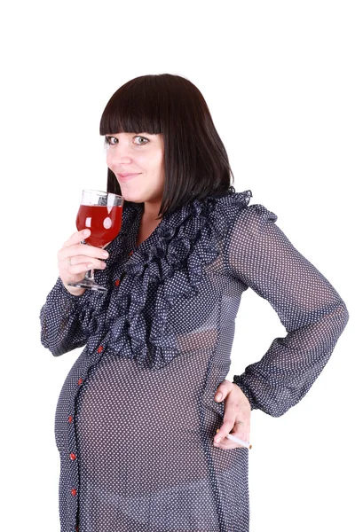 Беременная женщина с вином и сигаретой — стоковое фото