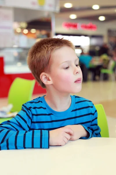 Jongen in het café — Stockfoto