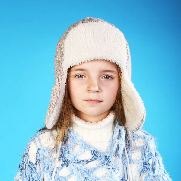 Menina no gorro de inverno — Fotografia de Stock