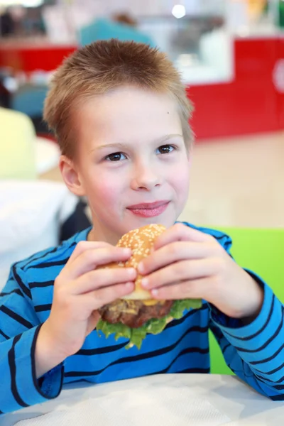 Jongen hamburger eten — Stockfoto