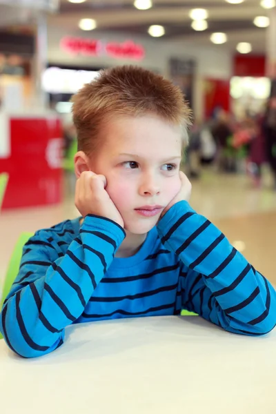 Jongen in het café — Stockfoto