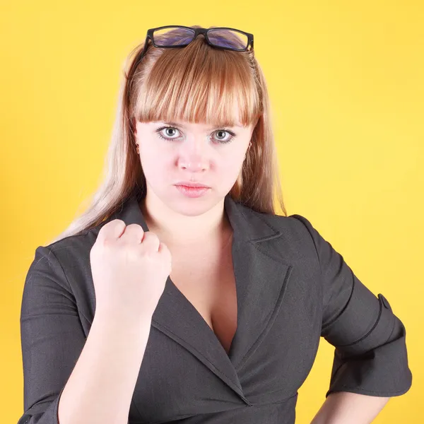 Chica amenazando con su puño — Foto de Stock