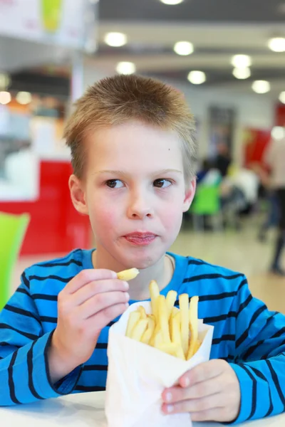 Pojke med french-fried potatis — Stockfoto