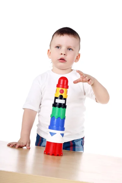 Niño jugando con las formas de juguete de plástico — Foto de Stock