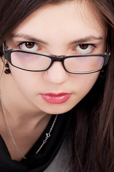 Ragazza adolescente che indossa gli occhiali — Foto Stock