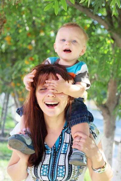 Mère avec son fils assis sur son cou — Photo