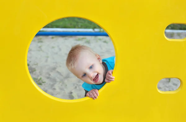 Criança brincando no parque infantil — Fotografia de Stock