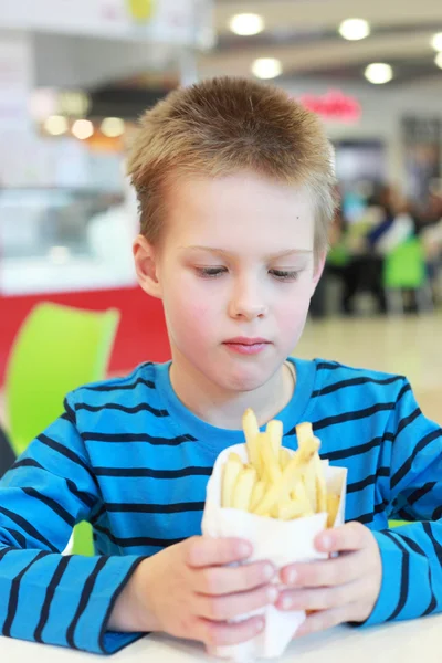 Pojke med french-fried potatis — Stockfoto