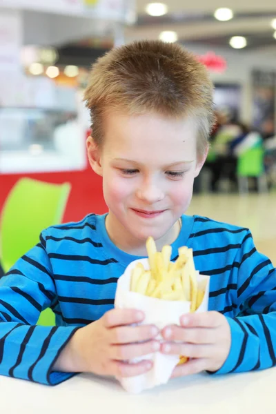 Niño con las papas fritas —  Fotos de Stock