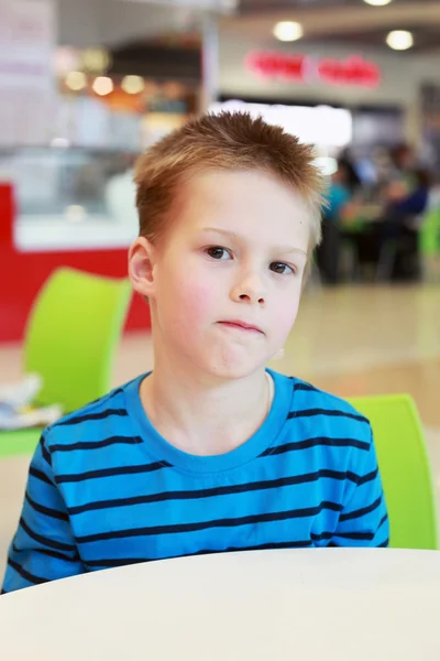 Kleine jongen in het café — Stockfoto