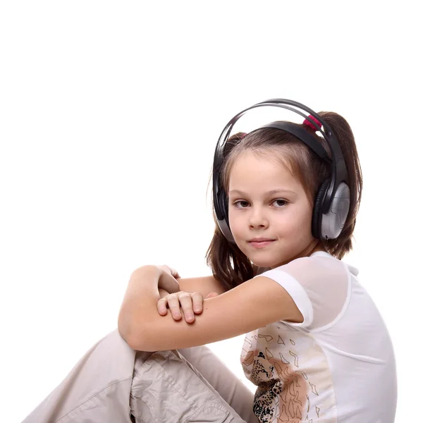 Menina em fones de ouvido — Fotografia de Stock