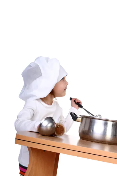 Piccolo bambino che cucina qualcosa — Foto Stock