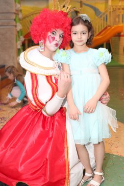 kız ve Kırmızı Kraliçe