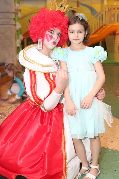 Κορίτσι και κόκκινη βασίλισσα — Φωτογραφία Αρχείου