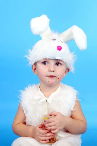 Niño con traje de liebre — Foto de Stock