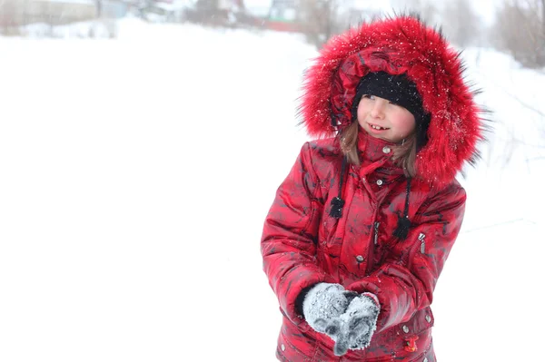 Inverno ragazza all'aperto — Foto Stock