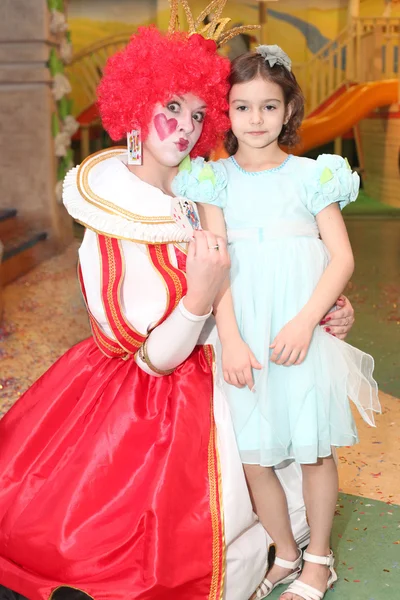 Κορίτσι και κόκκινη βασίλισσα — Φωτογραφία Αρχείου