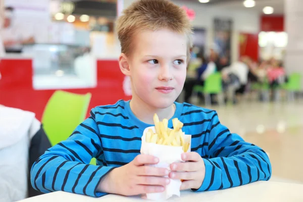 Jongen eten — Stockfoto